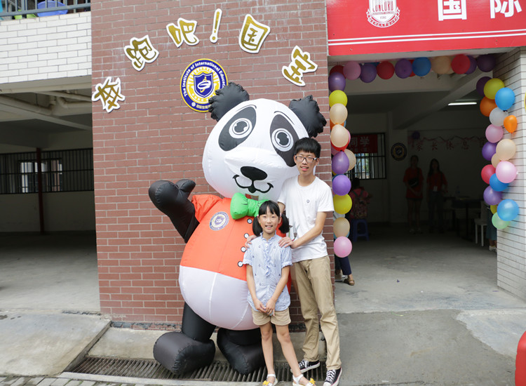 妹妹陪我来报到 王毅杰.JPG