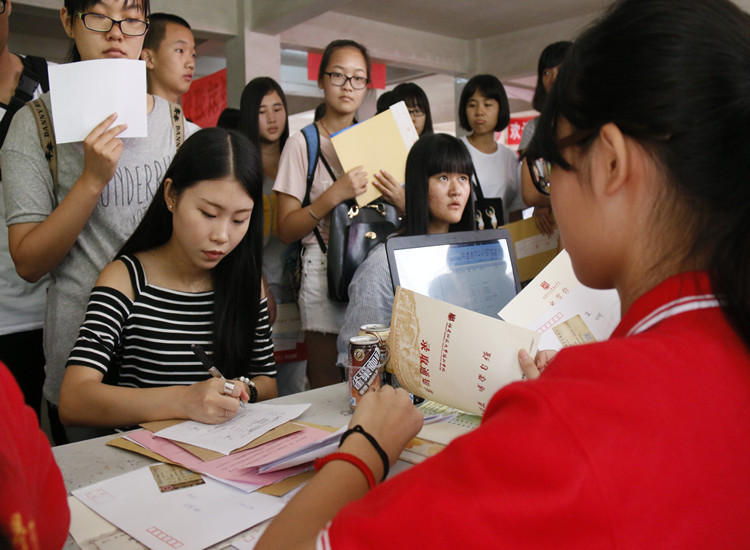 递上录取通知书,从此我们是一家人徐鹰 (5).JPG
