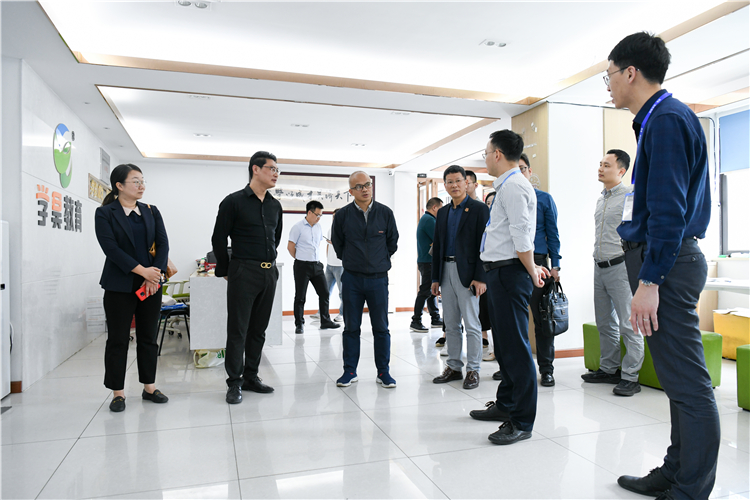 20220505院党委常务副书记应贵勇带领外语系访企拓岗促就业(两匹马集团)林响摄 (3).jpg