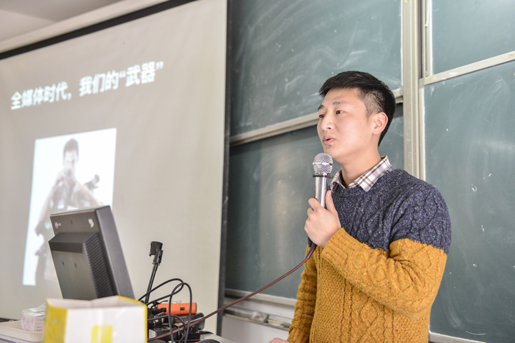黄启鹏作“看见,新闻图片故事与拍摄技巧分享”的讲座_副本.jpg