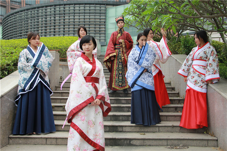 管理学系学子传承汉服文化 (1).JPG