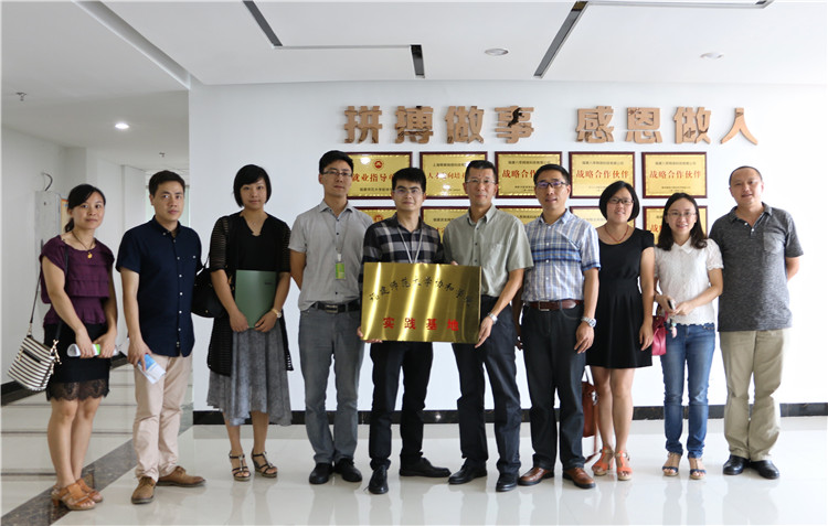 2015.9.15 我院与福建八萃网络科技公司签约实践基地.JPG