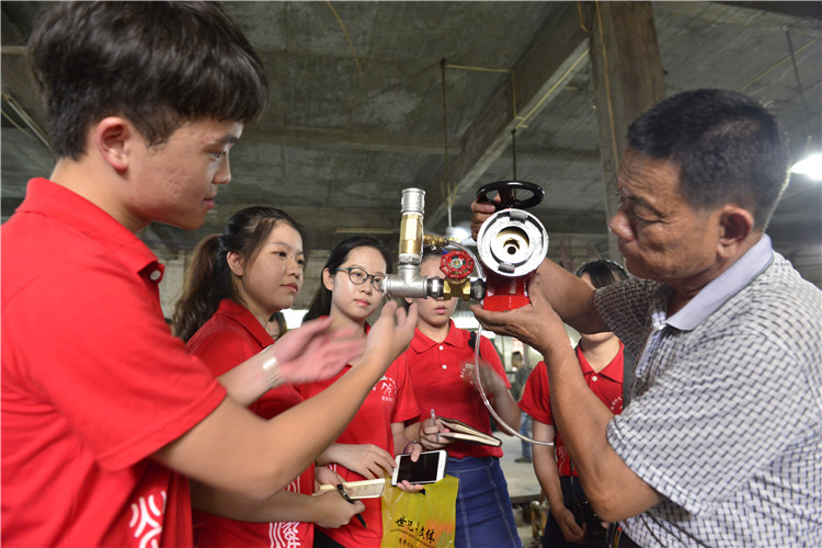 20160705广捷消防器材有限公司负责人陈握为大学生讲解产品结构(2).JPG