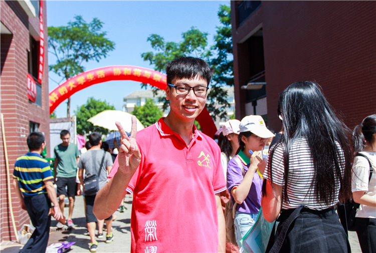 迎新当天,管理志愿者在镜头前会心一笑 邱迎银.jpg