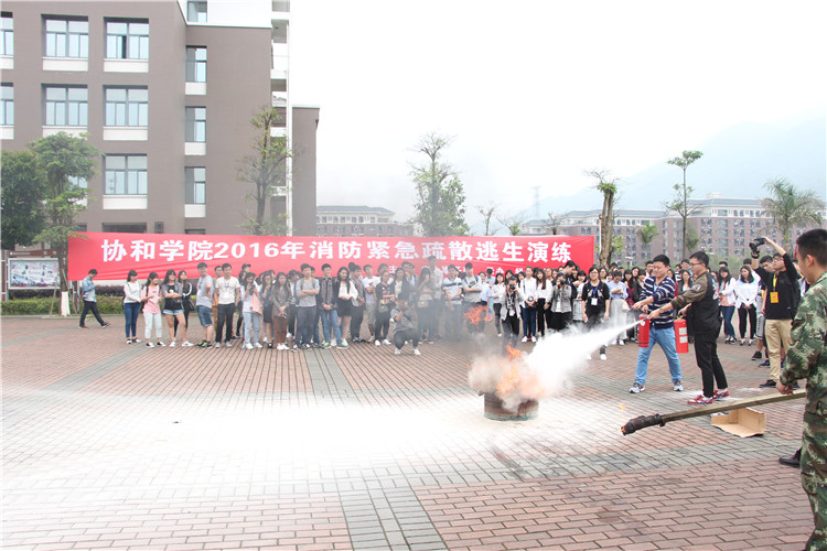 20160511 经济与法学系学生正在使用灭火器灭火 朱高航 (2).JPG