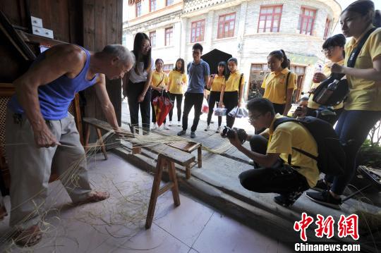 福建大学生现场观看67岁老师傅林登炎进行篾条制作。张斌 摄.JPG