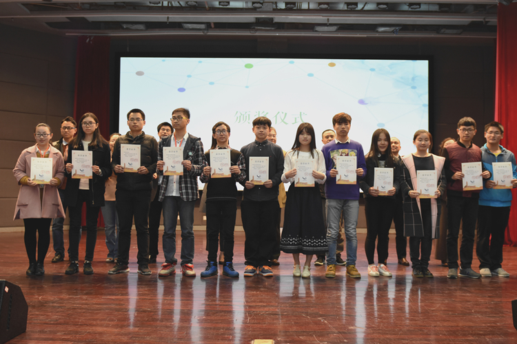 我院学生记者站代表黄开典(左5)领取“年度给力校媒单位”荣誉证书 许亦杰_副本.jpg