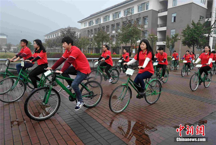 同学们骑着公益自行车行驶在校园中(1).jpg