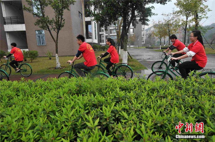 同学们骑着公益自行车行驶在校园中 (2).jpg