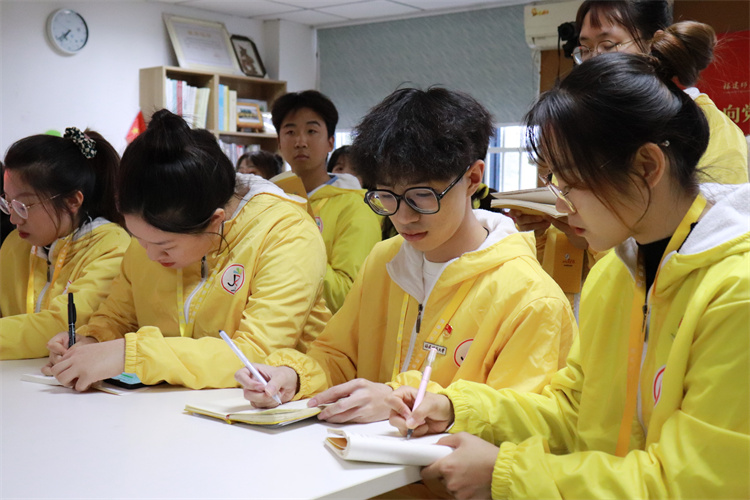 20211207院党委常务副书记应贵勇对话学生记者共话新闻宣传工作 (3).jpg