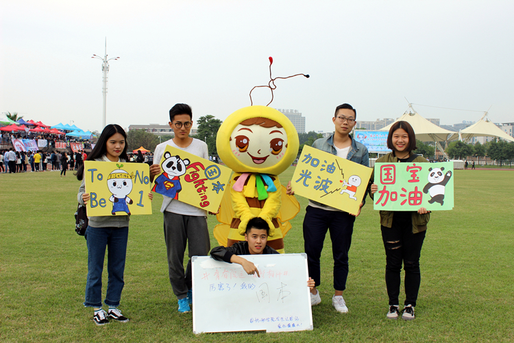 协和学院经济与法学系运动场上“斗图” (2).jpg