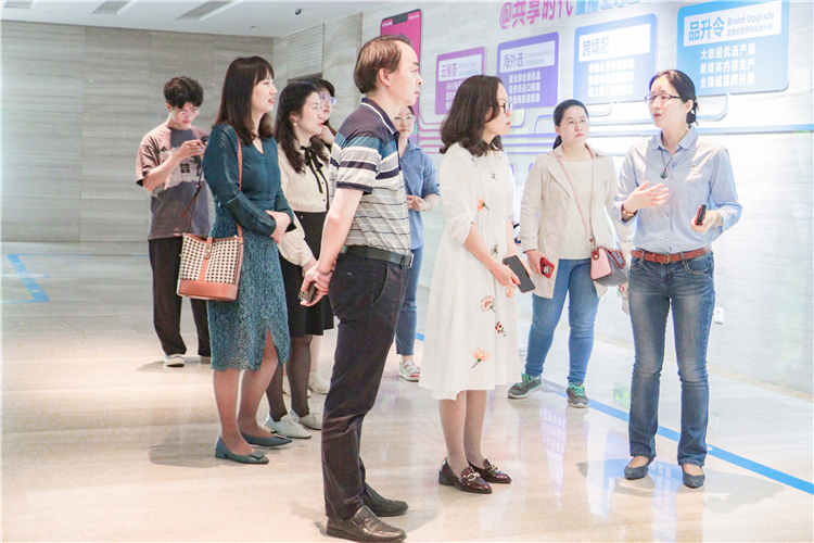 20220503张娴副院长带领国际商学系前往福建荟源国际展览有限公司访企拓岗 (2).JPG