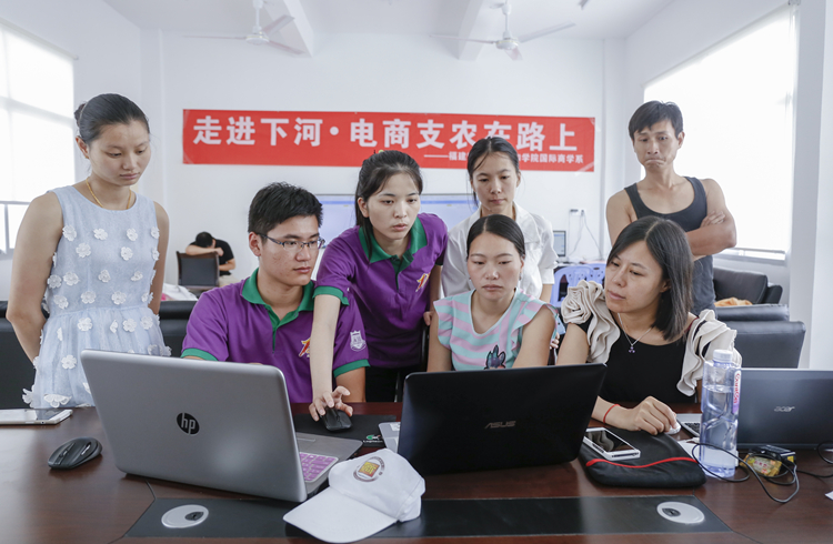 20160707国商系学生来到下河村进行实践考察,电商支农活动,为农民进行电商务培训 朱高航 (6).JPG