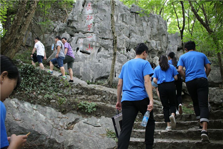 实践队员们重走长征路 (2).jpg