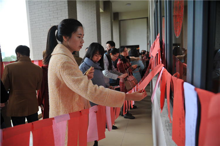 20151230我院举办游园会缤纷活动喜迎新年 (3) - 副本.JPG