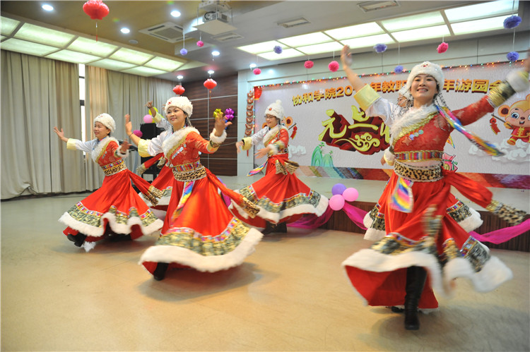 20151230我院举办游园会缤纷活动喜迎新年 (12) - 副本.JPG