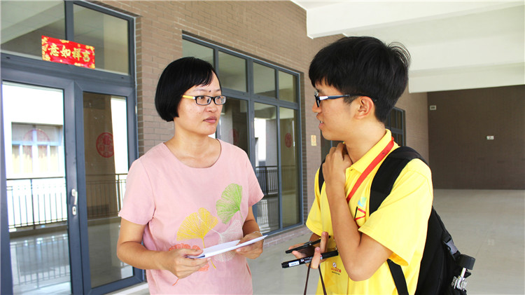 新进教师魏臻接受学生记者采访.JPG
