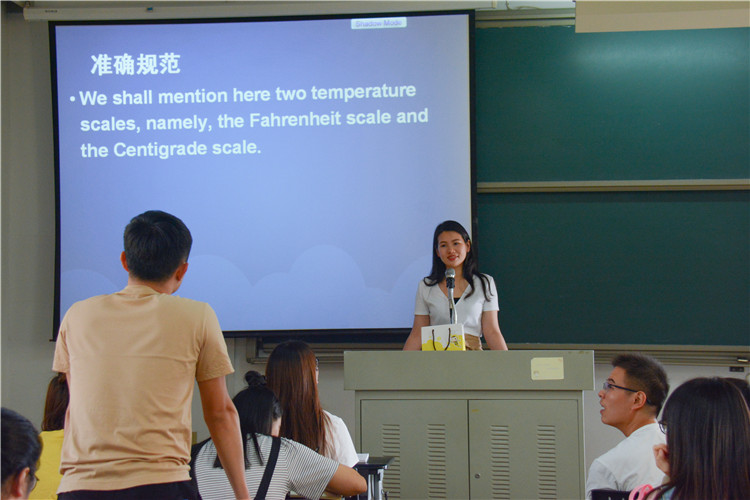 20170912浇下新学期第一滴水 协和新园丁开启协和第一课【陈荟夷正在提问同学】 陈可涵 摄.JPG