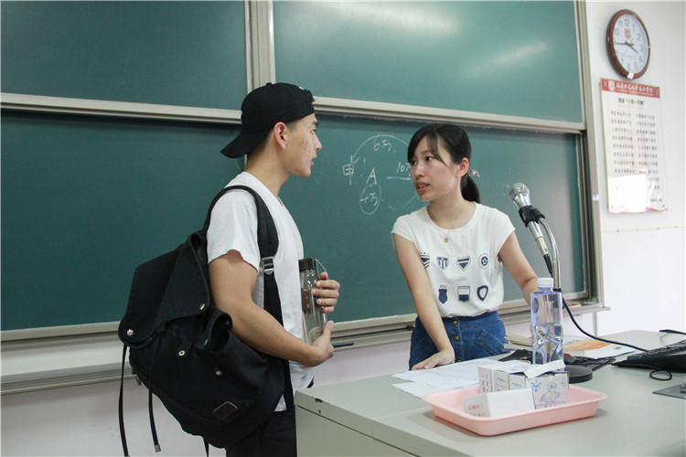 20170912浇下新学期第一滴水 协和新园丁开启协和第一课 邱迎银 【薛见寒】 (3).jpg