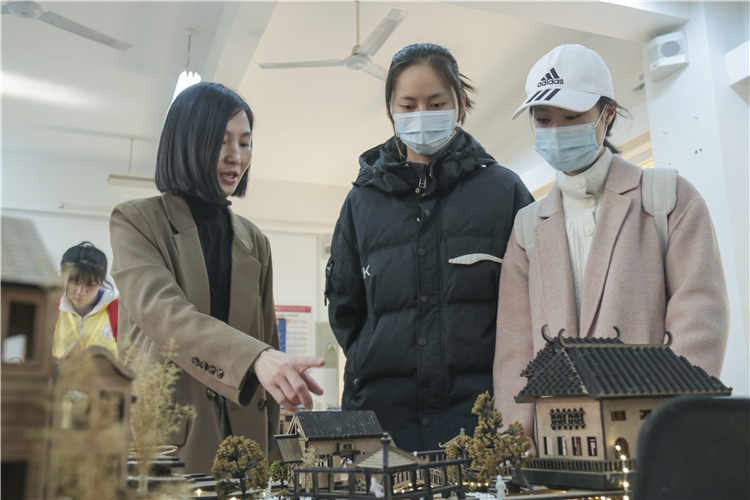 20211203环境设计期末展 老师指导学生改进作品 鲁雅怡摄 (2).JPG