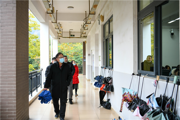 20220221开学第一课院长张华荣查课 (1).jpg