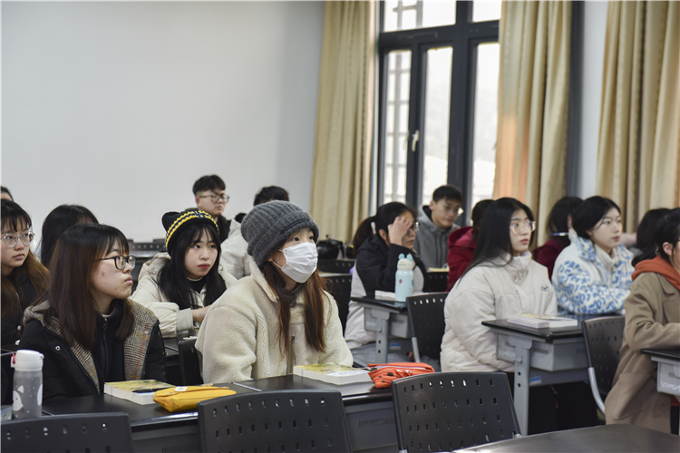 20220221开学第一天巡查 同学们认真听课 杨竞雯摄 (3).JPG