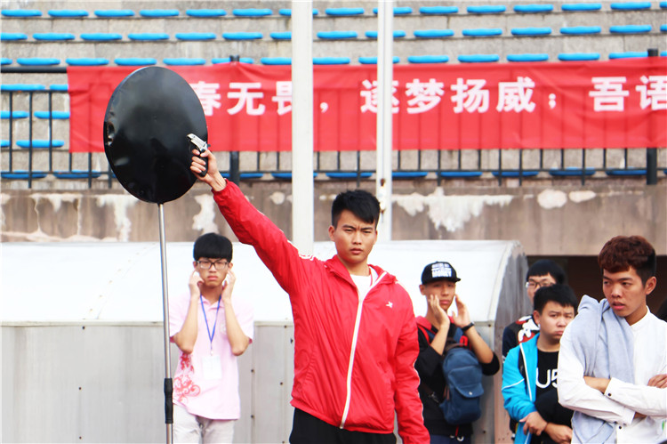 学生裁判鸣枪发令 陈薇妃 (2).jpg