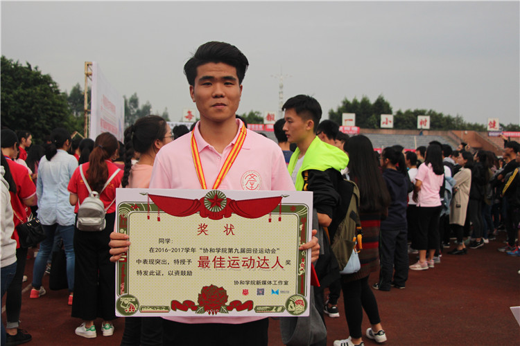 男子百米冠军林永旭 林洁摄.JPG
