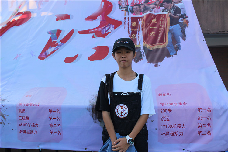女子跳远冠军程彬彬 袁霞摄.JPG