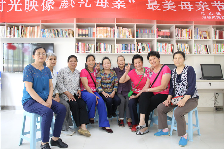 20160506妈妈们在拍合照为了做纪念贺卡 叶晓晖 (2).JPG