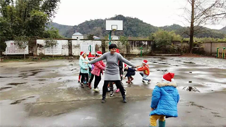 范宇蝶和留守儿童们一起玩游戏.jpg