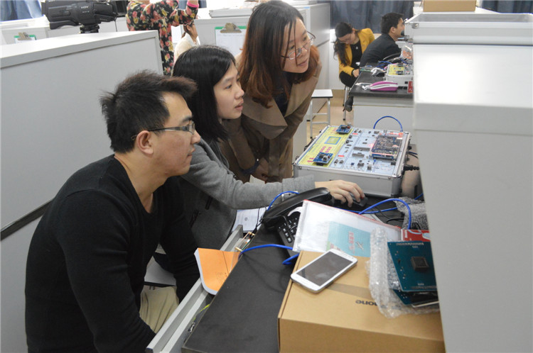 【器材培训】我系专业教师参加现代交换技术实验系统使用培训.JPG