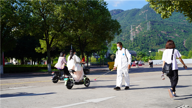 20210913学院物业进行校园公共区域消杀 林响摄.JPG