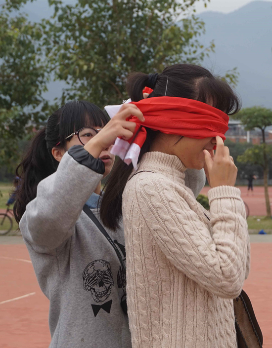 20151128闭上眼睛捂住耳 大学生亲身体验“盲聋哑”_副本.jpg