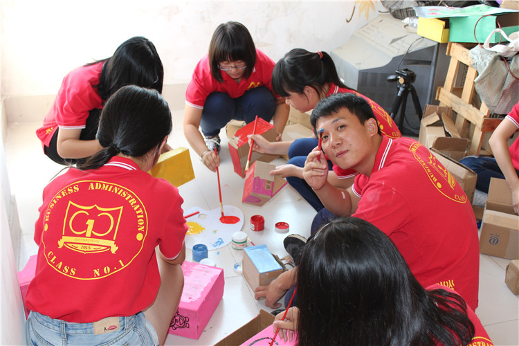 协和学院学子巧手处理废弃箱成收纳盒 (3)_副本.jpg