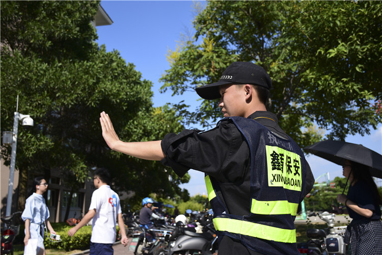 校园保安指挥校园交通 詹洋洋.jpg