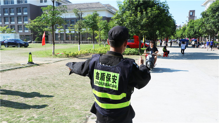 安保人员在为电动车指挥 王亭薇.JPG