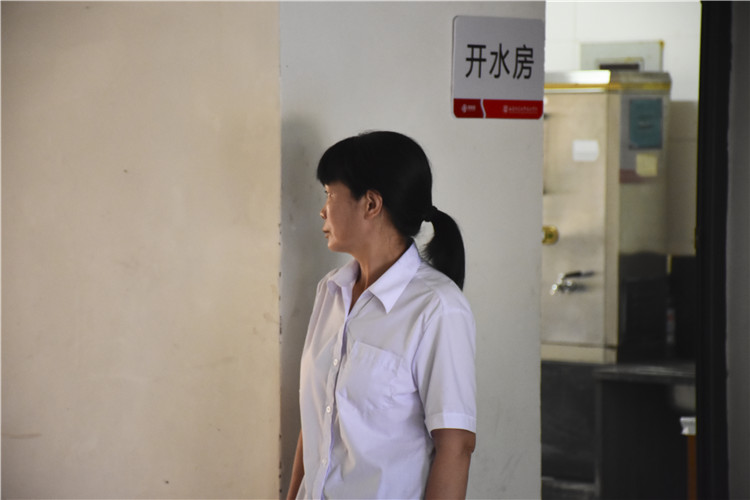 为新生准备好热水的阿姨 詹洋洋.jpg