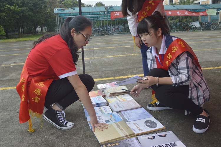 20160511我院开展第七届读书节捐书活动-刘春燕 (2).jpg