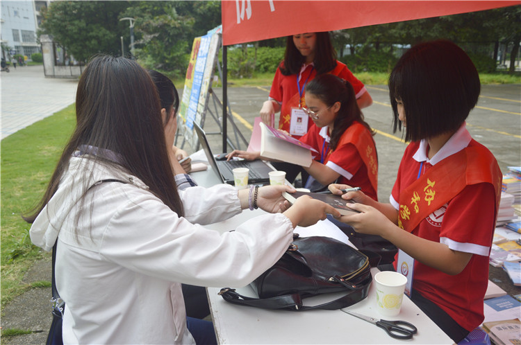 20160511我院开展第七届读书节捐书活动-刘春燕 (8).jpg