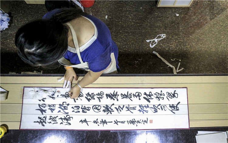 7为已经摆平好的字体从墙上用亲手做的竹刀将字画轻轻卸下后去掉多余的部分 (6).JPG