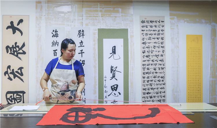 3顾客将自幅交给陈雨后便马上开工,削铅笔是为了减少画的破坏性,怕锋利的东西破坏画面,之后是测量整个作品的大小,并预算价格 (2).JPG