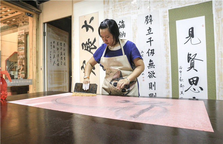 5将整张字幅涂上过滤好的浆糊然后贴在墙上.JPG