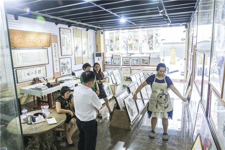 8顾客前来购买作品,陈雨放下手头的工作出去接客 (2).JPG