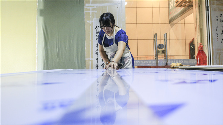 2陈雨从仓库里取出一块厚板开始工作 (2).JPG