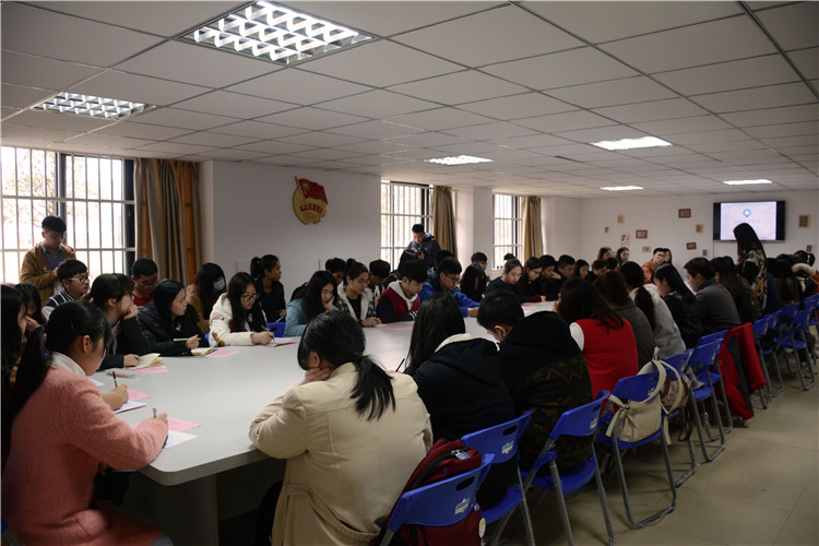 20160323我院青年学生认真学习两会精神 (4) - 副本.jpg