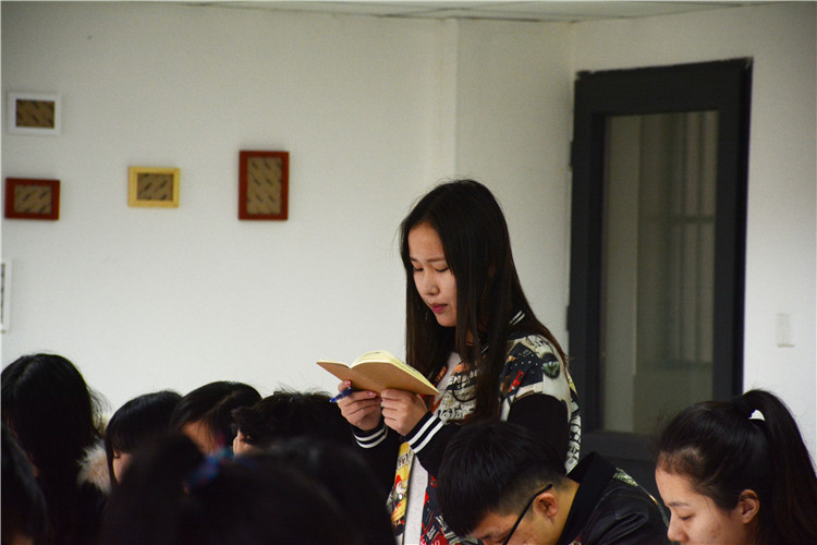 20160323我院青年学生认真学习两会精神 (1) - 副本.jpg