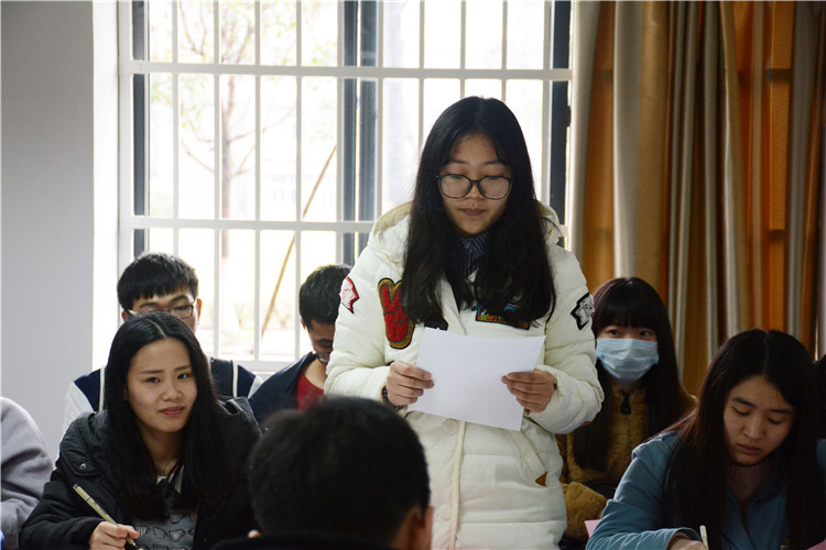 20160323我院青年学生认真学习两会精神 (3) - 副本.jpg