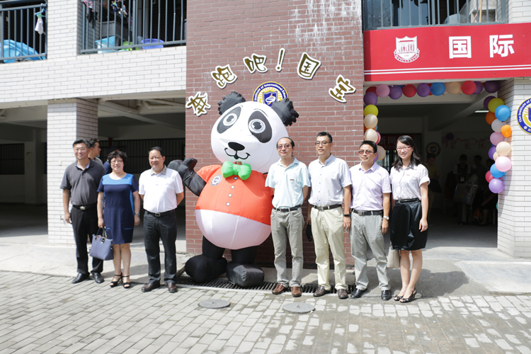 20150905国宝熊猫空降国际教育学院迎新点 (3)_副本.jpg