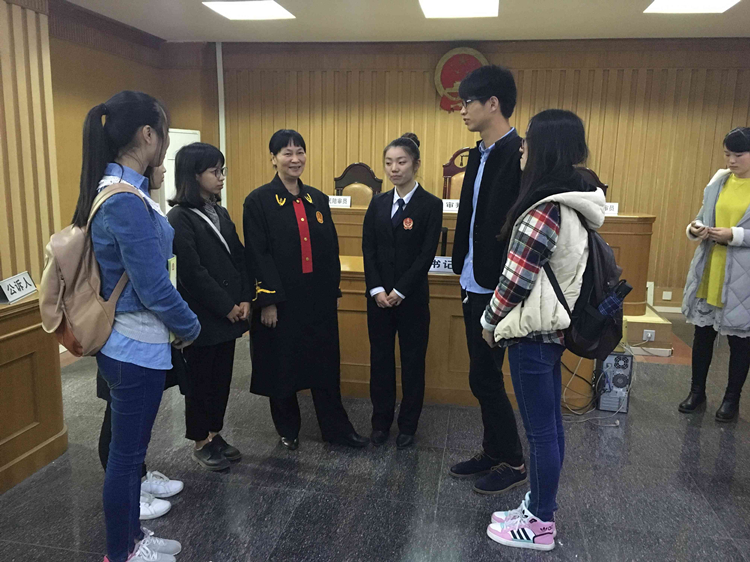 20151203 我系学子与闽侯县人民法院合作开展旁听庭审过程活动 (3)_副本.jpg